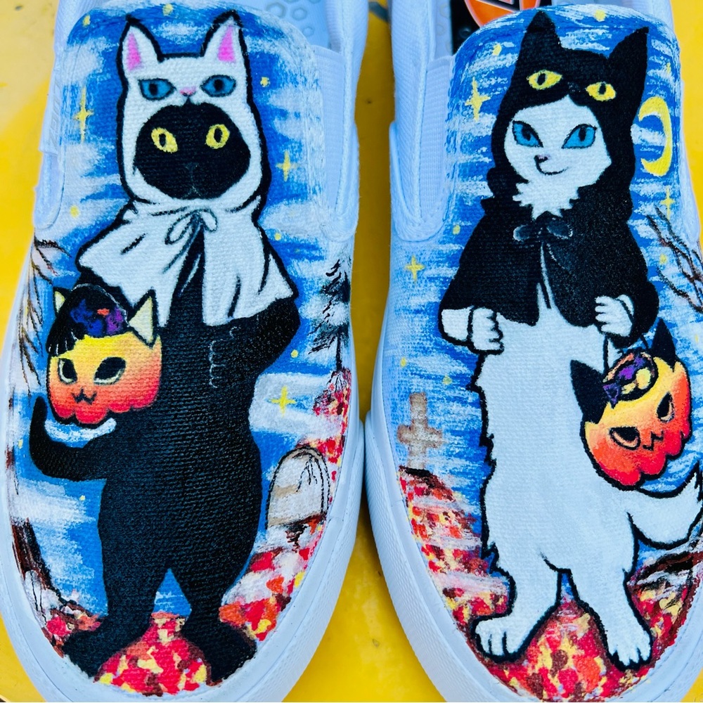 Lugz Women’s TrickOrTreat Cats In Spooky Graveyard Hand Painted Canvas Shoes 8.5